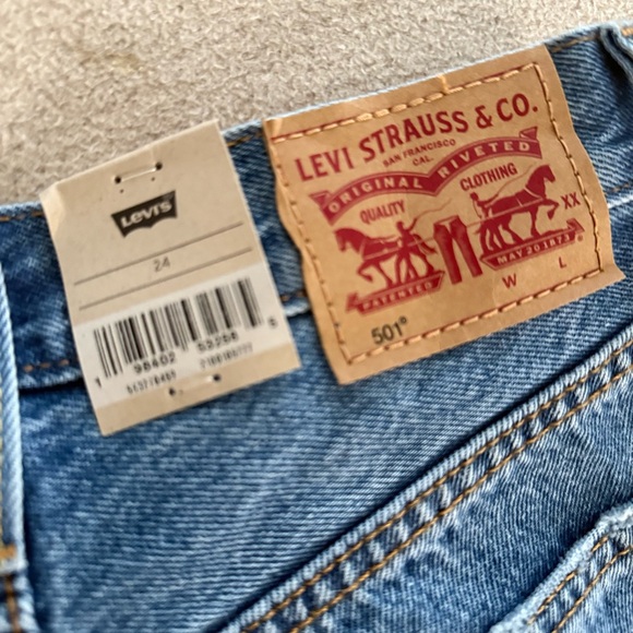 Levi's Light Blue Denim with Iconic Patch - Picture 2 of 6